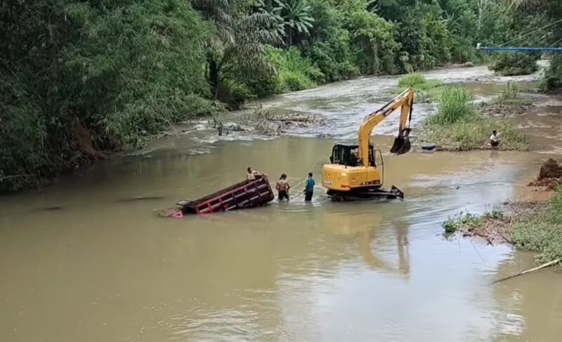 Evakuasi Dump Truk di Sungai Sangarus Air Naningan, Tanggamus, Selasa 10 Desember 2024 | Dok. Istimewa.