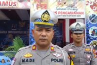 Kasat Lantas Polres Tangamus Iptu I Made Agus Dwi Dayana saat memberikan keterangan di Pos Pengamanan Gisting, Jumat 20 Desember 2024 | Herdi/Media Prioritastv.com.