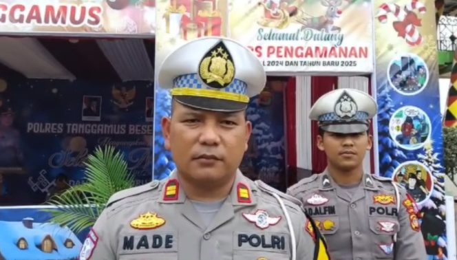 
 Kasat Lantas Polres Tangamus Iptu I Made Agus Dwi Dayana saat memberikan keterangan di Pos Pengamanan Gisting, Jumat 20 Desember 2024 | Herdi/Media Prioritastv.com.