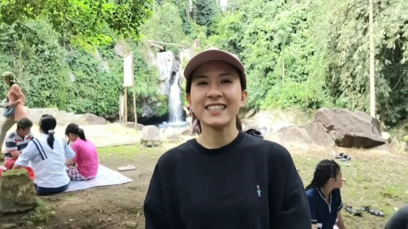 Pengunjung Air Terjun Way Lalaan, Hilda asal Bandar Lampung, Rabu 25 Desember 2024 | Herdi/Media Prioritastv.com.