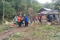 Petugas dan warga saat melakukan evakuasi korban serangan gajah di Blok 3, BNS, Tanggamus, Senin 30 Desember 2024 | Edi Hidayat/Media Prioritastv.com.
