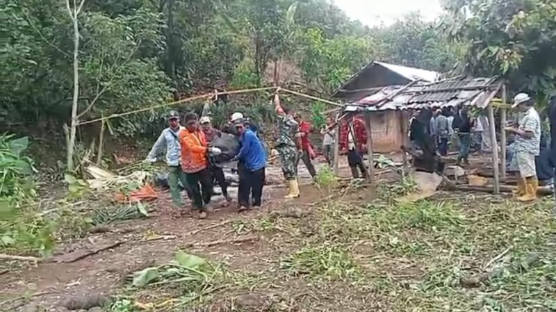 Petugas dan warga saat melakukan evakuasi korban serangan gajah di  Blok 3, BNS, Tanggamus, Senin 30 Desember 2024 | Edi Hidayat/Media Prioritastv.com.