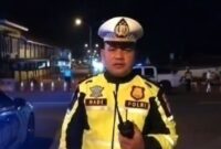 Kasat Lantas Polres Tanggamus, Iptu I Made Agus Dwi Dayana saat memberikan keterangan rekayasa lalu lintas di Simpang Rumdin Bupati Tanggamus, Selasa 31 Desember 2024, malam | Herdi/Media Prioritastv.com.