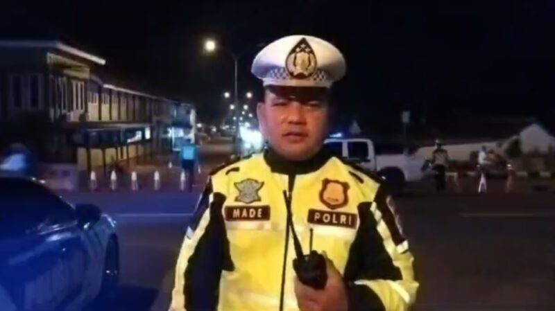 Kasat Lantas Polres Tanggamus, Iptu I Made Agus Dwi Dayana saat memberikan keterangan rekayasa lalu lintas di Simpang Rumdin Bupati Tanggamus, Selasa 31 Desember 2024, malam | Herdi/Media Prioritastv.com.