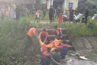 Proses Balita 1,6 Bulan yang Ditemukan Tewas Tenggelam di Saluran Irigasi Tiuh Balak, Baradatu, Way Kanan, Minggu 29 Desember 2024, sore. (Foto: BPBD Way Kanan).