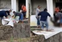 Polisi saat melakukan evakuasi mayat di gedung kosong Natar Lampung Selatan, Sabtu 30 November 2024.