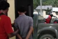 Terduga Pelaku saat diamankan bersama sepeda motornya di Polsek Semaka, Minggu 29 Desember 2024.