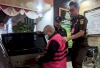 Tersangka J saat digiring ke Sel Tahanan Kejari Lampung Barat, Senin 2 Desember 2024, malam.