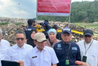 Menteri Lingkungan Hidup Hanif Faisol saat memberikan keterangan pers di TPA Bakung, Bandar Lampung, Sabtu 28 Desember 2024.