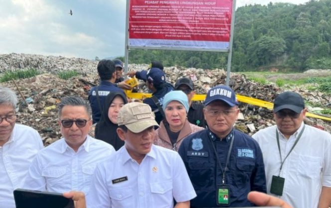 
 Menteri Lingkungan Hidup Hanif Faisol saat memberikan keterangan pers di TPA Bakung, Bandar Lampung, Sabtu 28 Desember 2024.