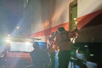 Tim SAR Gabungan saat evakuasi penumpang KMP Jagantara di Perairan Bakauheni, Lampung Selatan, Sabtu 7 Desember 2024, malam.