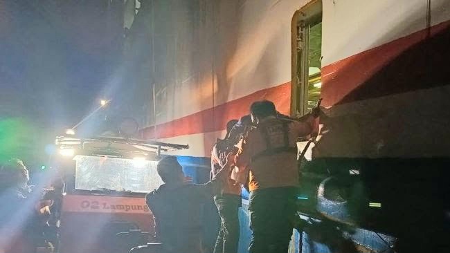 Tim SAR Gabungan saat evakuasi penumpang KMP Jagantara di Perairan Bakauheni, Lampung Selatan, Sabtu 7 Desember 2024, malam.