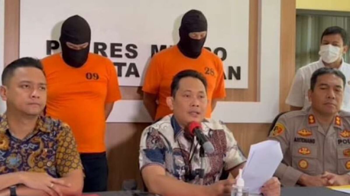 Terssngka Arif Nugroho (AN) alias Bastian dan Muhammad Bayu Hartanto saat dihadirkan dalam rilis Polres Jaksel pada April 2024, lalu.