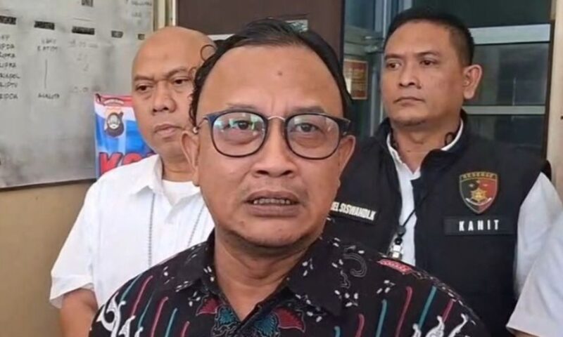 Komisioner Kompolnas, M Choirul Anam saat memberikan keterangan pers.