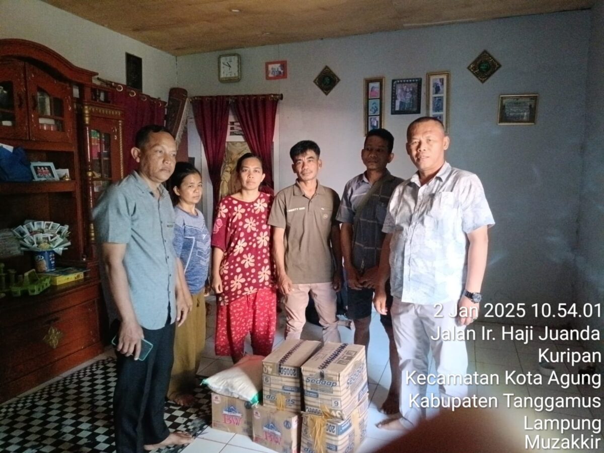 Bantuan Sosial Pemkab Tanggamus kepada keluarga korban serangan gajah liar yang terjadi di Blok 3 Talang Badar Kecamatan Bandar Negeri Semuong, Kamis 2 Januari 2025.
