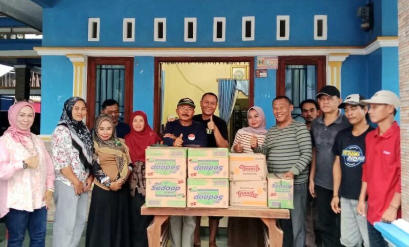Bantuan bahan makanan yang diserahkan oleh DPK Apdesi Kota Agung Tanggamus melalui Kepala Pekon Gunung Doh, BNS, Muzzakir, Jumat 10 Januari 2025 | Dok. DPK Apdesi Kota Agung.