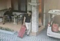 Sosok Pria Santai Duduk di Kursi Depan Hotel saat Antok Memasukan Koper Berisi Jenazah Uswatun Khasanah ke dalam mobil, Senin 20 Januari 2025 | Tangkapan Layar CCTV.