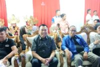 Sekda Tanggamus Suadi saat bersama Panglima Penggittokh Alam Tanggamus, Hengky Asnari Buai Pernong dan Anggota DPRD Irwandi Suralaga di Lokasi Gebyar Tahun Baru 2025 di Terminal Kota Agung, Selasa 31 Januari 2024, malam | Herdi/Media Prioritastv.com.