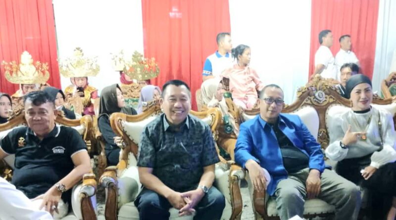 Sekda Tanggamus Suadi saat bersama Panglima Penggittokh Alam Tanggamus, Hengky Asnari Buai Pernong dan Anggota DPRD Irwandi Suralaga di Lokasi Gebyar Tahun Baru 2025 di Terminal Kota Agung, Selasa 31 Januari 2024, malam | Herdi/Media Prioritastv.com.