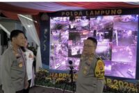Kapolda Lampung saat Memantau CCTV Keramaian Jelang Perayaan Tahun Baru 2025 | Dok. Humas Polda Lampung.