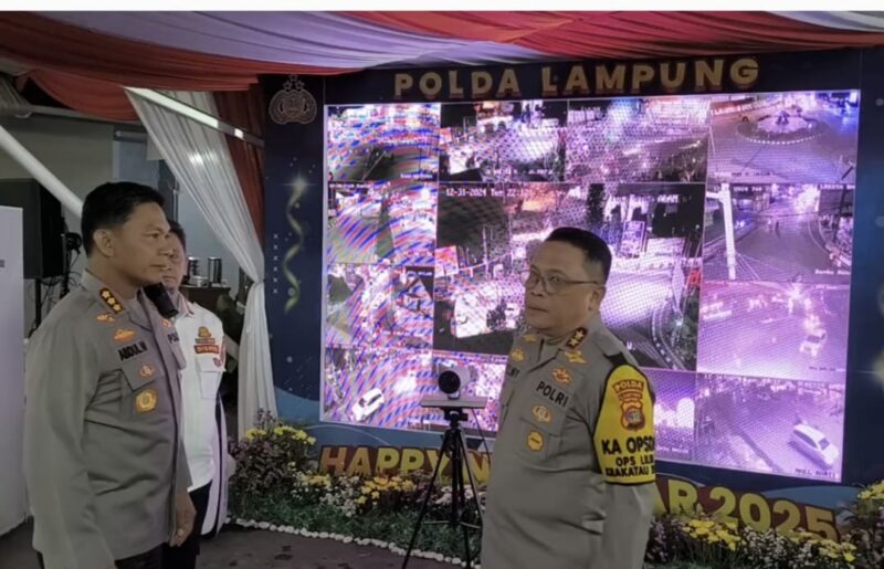Kapolda Lampung saat Memantau CCTV Keramaian Jelang Perayaan Tahun Baru 2025 | Dok. Humas Polda Lampung.