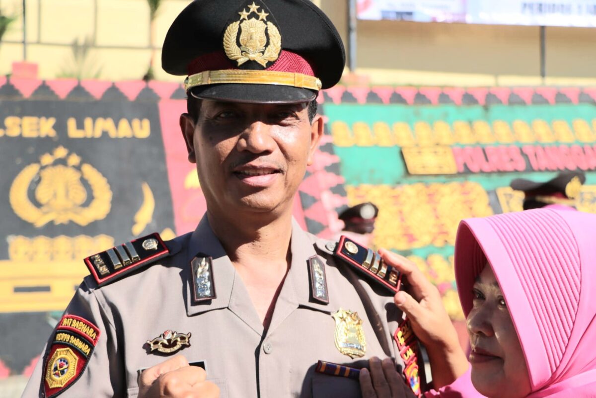 Kapolsek Semaka AKP Sutarto setelah pemasangan pangkat oleh sang istri, Kamis 2 Januari 2024 | Dok. AKP Sutarto.
