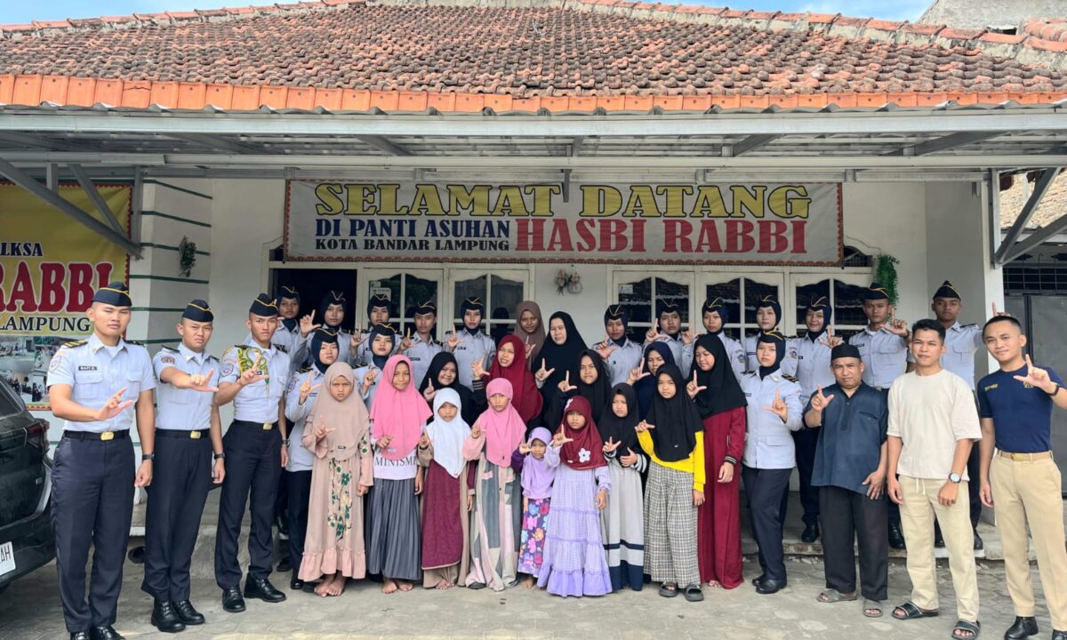 Foto bersama Taruna/i PTDI-STTD angkatan 46 Korps Lampung usai memberikan bantuan di Panti Asuhan Hasbi Rabbi di Langkapura, Bandar Lampung, Jumat 3 Januari 2025 | Dok. Istimewa.