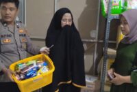 Wanita pengutil di Alfamart Siliwangi Sukoharjo (berbaju hitam) setelah dipergoki karyawan, Jumat 3 Desember 2024, pagi | Dok. Istimewa.