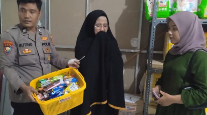 Wanita pengutil di Alfamart Siliwangi Sukoharjo (berbaju hitam) setelah dipergoki karyawan, Jumat 3 Desember 2024, pagi | Dok. Istimewa.