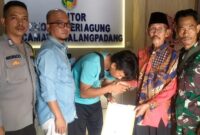 Rohmat saat meminta maaf kepada Bunyamin atas kesalahannya usai rembuk pekon di Balai Pekon Negeri Agung, Talang Padang, Tanggamus, Jumat 3 Januari 2024 | Dok. Humas Polres Tanggamus.
