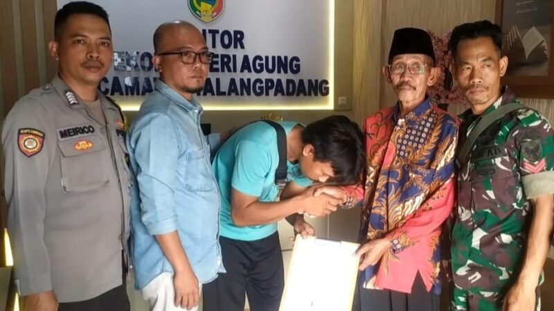Rohmat saat meminta maaf kepada Bunyamin atas kesalahannya usai rembuk pekon di Balai Pekon Negeri Agung, Talang Padang, Tanggamus, Jumat 3 Januari 2024 | Dok. Humas Polres Tanggamus.