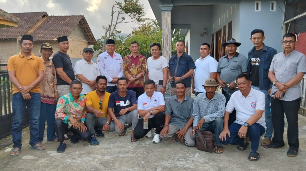 Pengurus DPK Apdesi Ulu Belu bersama Pengurus DPC Apdesi Tanggamus usai rapat bersama di Pekon Ngarip, Jumat 3 Januari 2025 | Dok. Ketua DPK Apdesi Ulu Belu/Hendi Antoni.