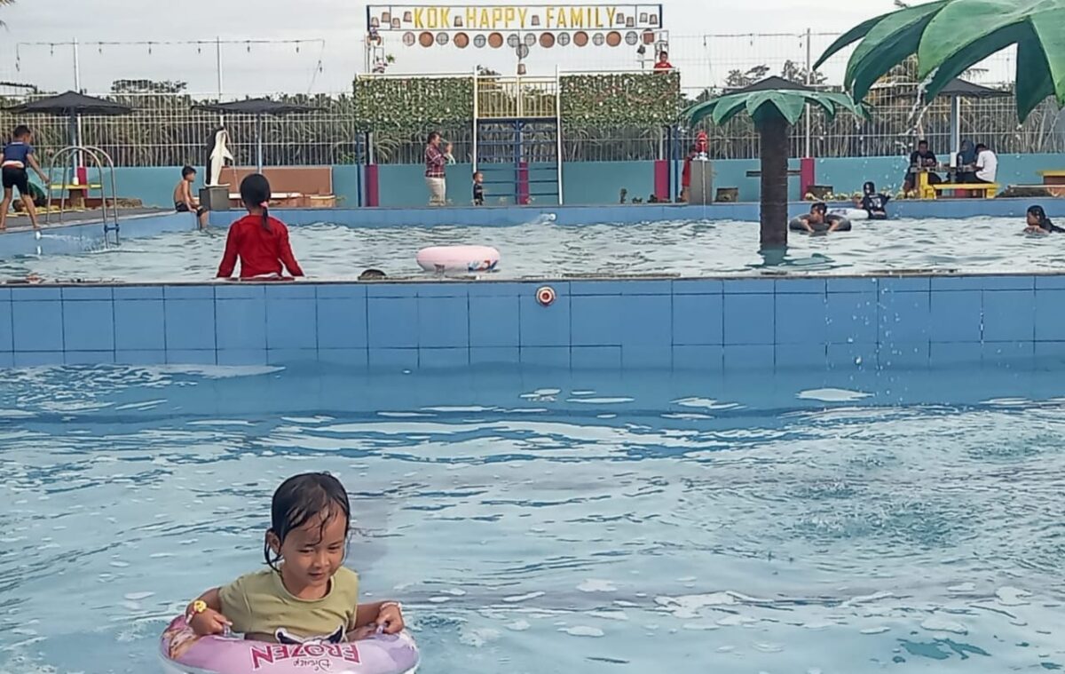 Pengunjung Kolam Renang Kok Hapy Family di