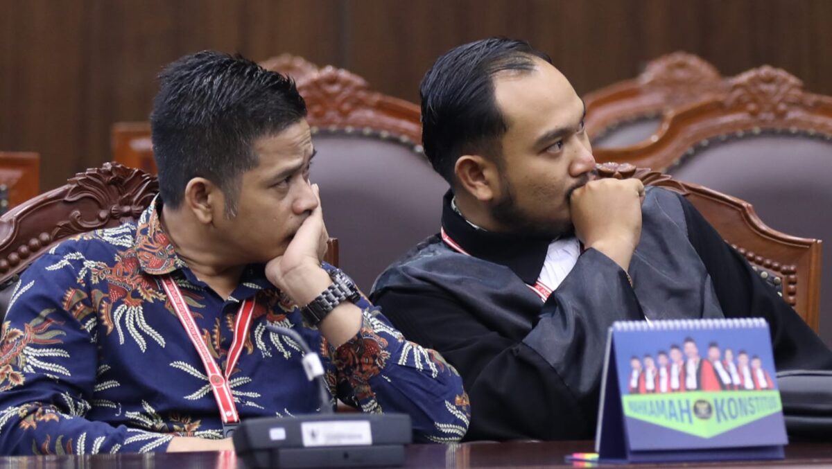 Muhadi selaku Pemohon Prinsipal bersama Kuasanya Wahyudi Sanjaya saat mengikuti Sidang pengucapann Putusan Pengujian materiil Undang-Undang Nomor 3 Tahun 2024 tentang Desa, Jumat (03/01) di Ruang Sidang MK | Dok. Humas MK/Ifa.