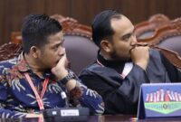 Muhadi selaku Pemohon Prinsipal bersama Kuasanya Wahyudi Sanjaya saat mengikuti Sidang pengucapann Putusan Pengujian materiil Undang-Undang Nomor 3 Tahun 2024 tentang Desa, Jumat (03/01) di Ruang Sidang MK | Dok. Humas MK/Ifa.