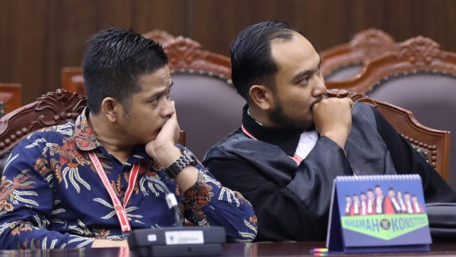 
 Muhadi selaku Pemohon Prinsipal bersama Kuasanya Wahyudi Sanjaya saat mengikuti Sidang pengucapann Putusan Pengujian materiil Undang-Undang Nomor 3 Tahun 2024 tentang Desa, Jumat (03/01) di Ruang Sidang MK | Dok. Humas MK/Ifa.