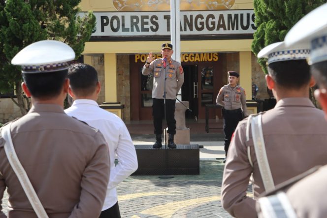 
 Kapolres Tanggamus AKBP Rivanda saat pimpin apel perdana tahun 2025 di lapangan Mapolres setempat, Senin 6 Januari 2025 | Dok. Humas Polres Tanggamus.