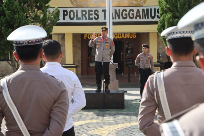 Kapolres Tanggamus AKBP Rivanda saat pimpin apel perdana tahun 2025 di lapangan Mapolres setempat, Senin 6 Januari 2025 | Dok. Humas Polres Tanggamus.