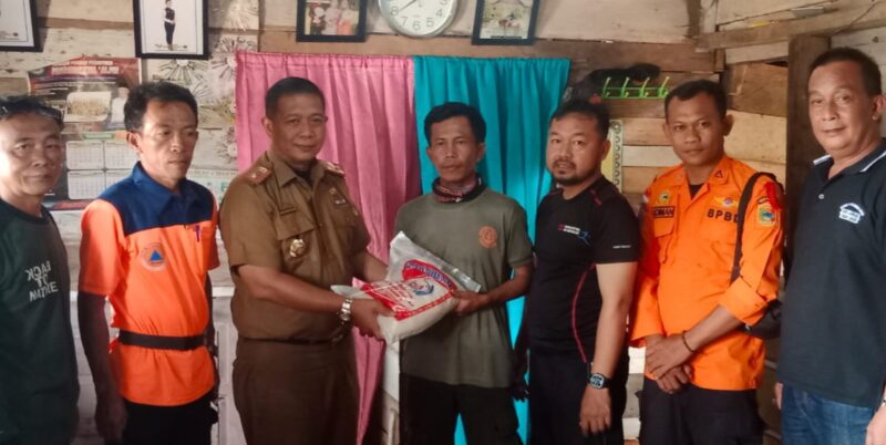 Simbolis penyerahan bahan makanan oleh Kalak BPBD Tanggamus Irvan Wahyudi dan Anggota DPRD Nuzul Irsan di Blok 3 BNS, Tanggamus, Senin 6 Januari 2025 | Edi Hidayat/Media Prioritastv.com.