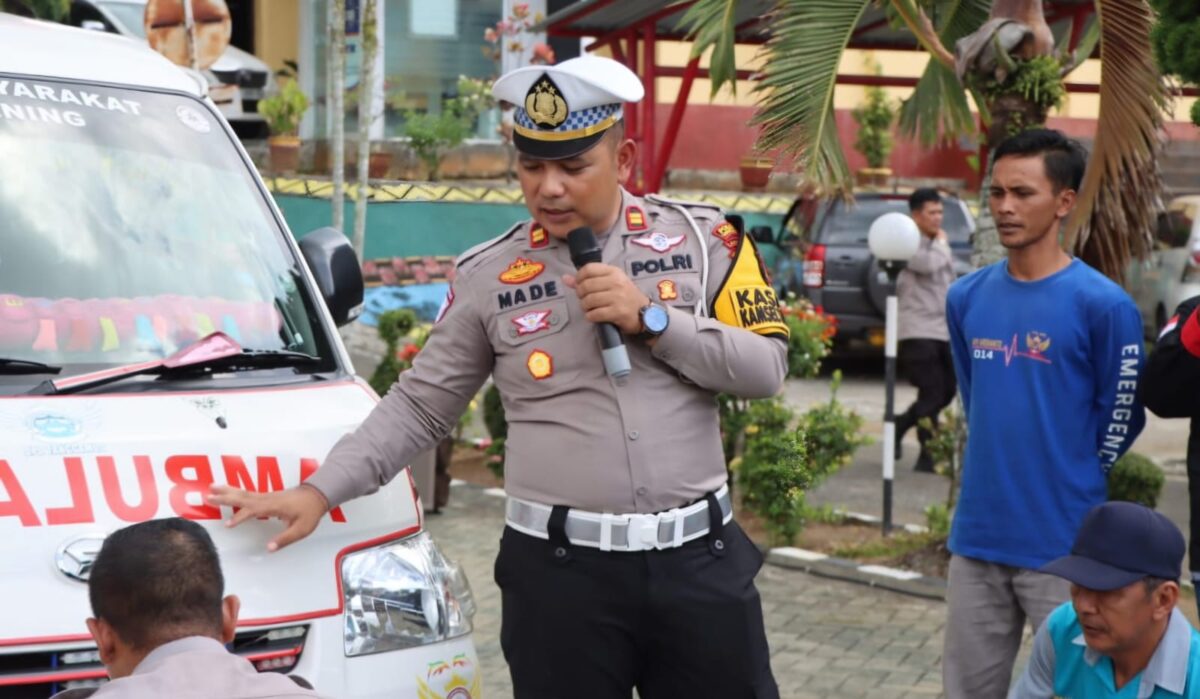 Kasat Lantas Polres Tanggamus Iptu I Made Agus Dwi Dayana saat memberikan materi lapangan kepada pengemudi Ambulance di Lapangan Mapolres Tanggamus, Selasa 7 Desember 2025 | Dok. Polres Tanggamus.