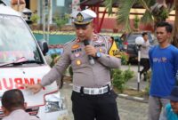 Kasat Lantas Polres Tanggamus Iptu I Made Agus Dwi Dayana saat memberikan materi lapangan kepada pengemudi Ambulance di Lapangan Mapolres Tanggamus, Selasa 7 Desember 2025 | Dok. Polres Tanggamus.