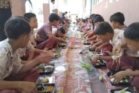 Antusiasme para siswa saat menikmati makan bergizi gratis yang diberikan oleh Gibran Center Tanggamus, Rabu 8 Januari 2025 | Herdi/Media Prioritastv.com.