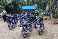 Polisi saat melakukan penggerebekan sabung ayam di Padang Ratu, Lampung Tengah, Rabu 8 Januari 2025 | Dok. Polres Lampung Tengah.