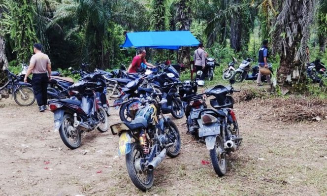 
 Polisi saat melakukan penggerebekan sabung ayam di Padang Ratu, Lampung Tengah, Rabu 8 Januari 2025 | Dok. Polres Lampung Tengah.