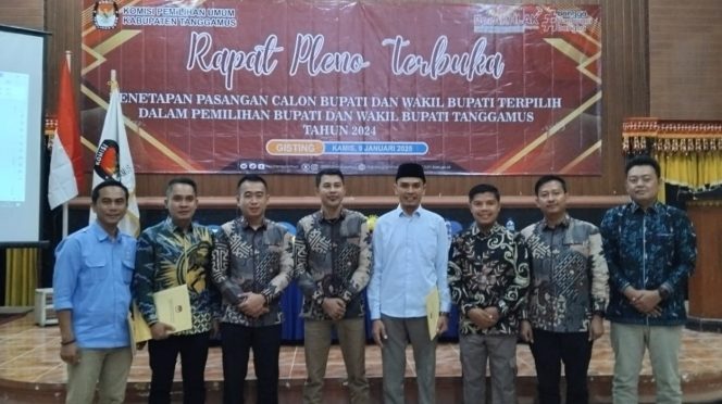 
 Foto bersama usai penetapan calon nomor urut 02, Drs. Muhammad Saleh Asnawi, MA, MH dan Agus Suranto, ditetapkan sebagai Bupati dan Wakil Bupati Tanggamus periode 2025-2030, Kamis 9 Januari 2025 | Herdi/Media Prioritastv.com.