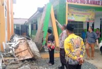 Petugas kepolisian dan Puskesmas saat memeriksa  Overstek yang ambruk di Puskesmas Kalirejo, Lampung Tengah, Kamis 9 Januari 2024 | Azhari/Media Prioritastv.com.