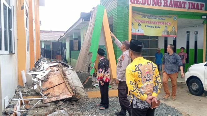 
 Petugas kepolisian dan Puskesmas saat memeriksa  Overstek yang ambruk di Puskesmas Kalirejo, Lampung Tengah, Kamis 9 Januari 2024 | Azhari/Media Prioritastv.com.