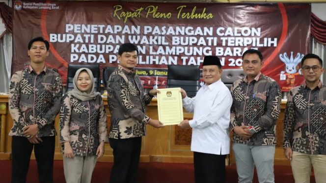 
 Penyerahan SK penetapan pasangan calon terpilih dan diterima langsung oleh Wakil Bupati terpilih, H. Mad Hasnurin, Kamis 9 Januari 2025 | Kamto Winendra/Media Prioritastv.com.