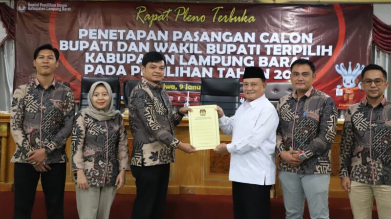 Penyerahan SK penetapan pasangan calon terpilih dan diterima langsung oleh Wakil Bupati terpilih, H. Mad Hasnurin, Kamis 9 Januari 2025 | Kamto Winendra/Media Prioritastv.com.