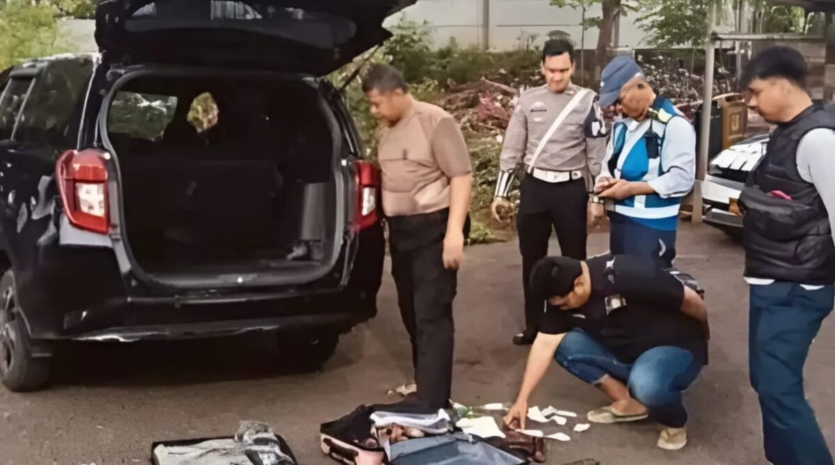 Polisi saat melakukan pemeriksaan mobil diduga milik pelaku ganjal ATM di Tol Cipularang, Purwakarta, Jawa Barat, Kamis 9 Januari 2025.